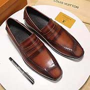  LOUIS VUITTON路易威登 標準碼：中碼以下建議拿小一碼。男碼38/44可訂做45 等級：代買級 材料：小牛皮手工拉線 水染羊皮內里 原版輕便橡膠大底 款式類別：商務皮鞋 百搭舒適 顏色：黑