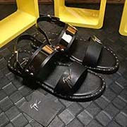  Giuseppe Zanotti GZ朱塞佩·薩諾第。官網1：1同步打造全套牛皮專屬打造的鞋面 顯得簡單而又非常有個性 。好的皮質 柔軟而有韌性 配原版大底 上腳方便舒適。喜歡這范兒的不妨備雙。碼數