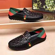  古奇 GUCCI 2018新豆豆鞋 鞋面采用原版小牛皮空壓小蜜蜂圖案拼接專屬五金彰顯價值 真羊皮內里 原版底 夏日畢備單品 鞋子360度旋轉無壓力古奇 新男士豆豆鞋碼數38-44 黑色 白色。