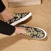 羊皮內里范思 奢華品質 經典美人頭 設計師在每一期都專業打造出范思哲美人頭每一款休閑鞋風格不一。此期設計鞋面采用頭層牛皮顯奢華尊貴 頭層羊皮內里舒適透氣 上腳高等次 土豪打造出來的 奢華的舒適體驗 X