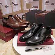  Ferragamo菲拉格慕 中碼以下建議拿小一碼：男碼38/4445可以定做 等級： 代買 材料：頭層牛皮 不染色牛皮內里 原版橡膠大底 款式類別：皮鞋鞋系列 隨意出入各種場合 百搭舒適 顏色：黑色