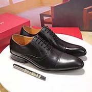  Ferragamo菲拉格慕 中碼以下建議拿小一碼：男碼38/4445可以定做 等級： 代買 材料：頭層牛皮 不染色牛皮內里 原版橡膠大底 款式類別：皮鞋鞋系列 隨意出入各種場合 百搭舒適 顏色：黑色