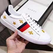 。官網(wǎng)新款。古奇小白鞋情侶高等版。此款為古奇電繡小白鞋。全套包裝 請各位老板看清楚我家鞋子的走線。肯定高等『 Gucci 』古奇 Ace Sneakers小白鞋 再次顛覆了傳統(tǒng)小白鞋的設(shè)計(jì) N多明星