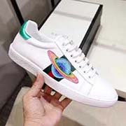 情侶款 新款 全套包裝 高等版本。古奇地球村高等版。此款為小白鞋經典款。全套包裝請各位老板看清楚我家鞋子的走線。肯定高等『 Gucci 』古奇 Ace Sneakers小白鞋 再次顛覆了傳統小白鞋的設