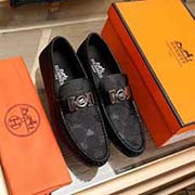 愛馬仕hermes豆豆鞋官網1：1精心打造 引爆全場！不斷創新的國際 此款男士豆豆鞋 集優質面料與精湛工藝于一身 融合簡潔而獨特的設計風格 低調中詮釋的奢華之美 鞋面采用小牛皮 羊皮內里。細節處散發動