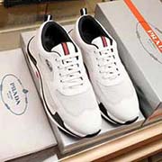 高版本PRADA 普拉達(dá)獨(dú)家現(xiàn)貨 專柜款同步 明星同款 閃亮登場 高品質(zhì) 采用純進(jìn)口高等頭層牛皮 奢華羊皮內(nèi)里典雅高貴的色調(diào)漫不經(jīng)心地?zé)òl(fā)成熟魅力 精良詮釋鞋履新靈感 經(jīng)典與時(shí)尚融為一體 奢華時(shí)尚