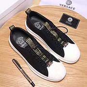  VERSACE范思哲 中碼以下建議拿小一碼：男碼38/4445可以定做 等級：高品質 材料：牛皮 羊皮內里 羊皮踮腳 原版橡膠大底 款式類別：休閑鞋。隨意出入各種場合 百搭舒適 顏色：黑 白