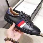 。官網(wǎng)。情侶款 全套包裝 黑色高等版 此款為小白鞋黑色高等版。請各位老板看清楚我家鞋子的走線。肯定高等『 Gucci 』古奇 Ace Sneakers小白鞋 再次顛覆了傳統(tǒng)小白鞋的設(shè)計 N多明星有演繹