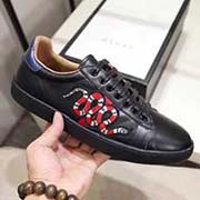 。官網(wǎng)。情侶款 全套包裝 黑色高等版 此款為小白鞋黑色高等版。請(qǐng)各位老板看清楚我家鞋子的走線。肯定高等『 Gucci 』古奇 Ace Sneakers小白鞋 再次顛覆了傳統(tǒng)小白鞋的設(shè)計(jì) N多明星有演繹