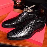 我是菲拉格慕CEO系帶鞋配有 全套包裝 我是用圣克魯迪珠光頭層牛皮壓制編織紋和南美 植大底做的 時尚經典 我的皮膚是黑色 38-44