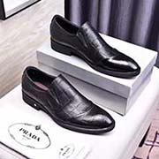 PRADA套腳款普拉達 潮男畢備 濃郁的歐洲時尚氣息 大氣的鞋楦 高等品質 全進口頭層牛皮方塊紋 上等豬 里 腳感舒適 輕量化橡膠大底厚而舒適 其獨特天賦在于對創(chuàng)新的不懈追求 大貨已出 轉圖必大賣！現