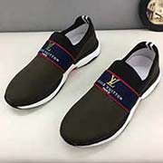 2018新款:Louis Vuitton官網火爆熱賣 新休閑鞋 透氣款 獨家原版 新力作 顏色的碰撞令人眼目一新 此款無論在鞋底 鞋面用料都升了一個檔次！ 原版大底 +經典款立體 潮男必