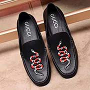  古奇 GUCCI 2018新豆豆鞋 鞋面采用原版小牛皮空壓小蜜蜂圖案拼接專屬五金彰顯價值 真羊皮內(nèi)里 原版底 夏日畢備單品 鞋子360度旋轉(zhuǎn)無壓力古奇 新男士豆豆鞋碼數(shù)38-44 黑色 白色。