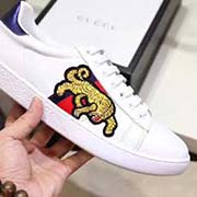 。高等版本 全套包裝 古奇小白鞋官網新款。畢備 情侶款老虎虎虎生威。2018新春古奇新款 經典的古奇紅藍織帶 鞋側醒目的老虎標 新年喜慶必不可少 全牛皮鞋面搭配純羊皮內里 后跟復刻官網紅色 深蘭后跟