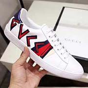 情侶款 新款 全套包裝 高等版本。古奇字母刺繡高等版。此款為小白鞋經(jīng)典款。全套包裝請(qǐng)各位老板看清楚我家鞋子的走線(xiàn)。肯定高等『 Gucci 』古奇 Ace Sneakers小白鞋 再次顛覆了傳統(tǒng)小白鞋的