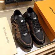 Louis Vuitton路易威登2018原版系帶男鞋 經典款休閑鞋 本款是官方主打經典款 1:1質量 原廠名師制作 采用進口牛皮 進口透氣網布 舒適羊皮內里。精良楦型 大方時尚的設計 吸引了眾多消費