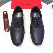 菲拉格慕超系列 引領(lǐng)時(shí)尚屆的頭兒高等大氣上檔次 頭層牛皮萼魚紋。色澤到位 手工無可挑剔一針一線縫合。鞋一拿到手就能感受到那種奢華感。大底采用耐磨防滑牛筋底加上高等做工 八爪魚 形狀 簡(jiǎn)直不能再棒 ！不