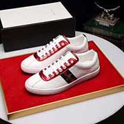 GUCCI 古奇高等休閑男款2018專柜同步發(fā)售 意大利進口原版精選頭層柔軟牛皮。 牛皮內里 獨家懶人系帶風格設計 超舒服原版底 駕車精良。實物拍攝 實物更贊 適合戶外司機駕車出行高品質板鞋 男鞋碼數(shù)