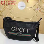小號(hào) gucci古奇 GUCCI2018流行圓底包獨(dú)特的設(shè)計(jì)風(fēng)格 并將街頭元素與之結(jié)合以帶有紋路的柔軟皮革制作 包身飾有G標(biāo)識(shí) 這是一種從80年代復(fù)古印花取材的復(fù)古圖案可調(diào)節(jié)皮革背帶 型號(hào)：52359