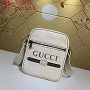 gucci古奇 GUCCI新款 男士全牛皮復(fù)古標(biāo)識印花挎包. 靈感源自八十年代的復(fù)古印花 將Gucci標(biāo)識引領(lǐng)至?xí)r尚前沿復(fù)古風(fēng)格圖案在中號文件袋正面精彩呈現(xiàn) 以柔軟的織紋皮革精心打造型號: 52359