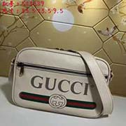 gucci古奇 GUCCI新款 男士全牛皮復(fù)古標(biāo)識印花挎包. 靈感源自八十年代的復(fù)古印花 將Gucci標(biāo)識引領(lǐng)至?xí)r尚前沿復(fù)古風(fēng)格圖案在中號文件袋正面精彩呈現(xiàn) 以柔軟的織紋皮革精心打造型號: 52358