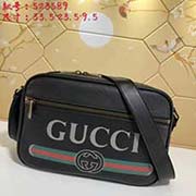 gucci古奇 GUCCI新款 男士全牛皮復古標識印花挎包. 靈感源自八十年代的復古印花 將Gucci標識引領至時尚前沿復古風格圖案在中號文件袋正面精彩呈現 以柔軟的織紋皮革精心打造型號: 52358
