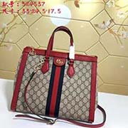 gucci古奇 GUCCI新款 沉浸在復(fù)古情懷之中 方正的造型讓人聯(lián)想到復(fù)古的設(shè)計GG Supreme高等人造帆布材質(zhì) 點綴紅綠織帶等富特色的經(jīng)典元素 體現(xiàn)出對馬術(shù)本源的致敬型號: 524537尺寸