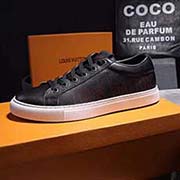  新款LV --男鞋系列--碼數38-44 以Vivienne為主打的獨家限定系列 同樣也是將高街感與老牌時裝文化結合得恰到好處 鞋跟處配有Monogram拉襻 印有Louis Vuitton 字樣