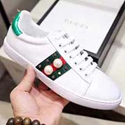 官網(wǎng) 情侶款 高等版本。古奇珍珠鉚釘經(jīng)典高等版。此款為小白鞋經(jīng)典款。全套包裝請(qǐng)各位老板看清楚我家鞋子的走線。肯定高等『 Gucci 』古奇 Ace Sneakers小白鞋 再次顛覆了傳統(tǒng)小白鞋的設(shè)計(jì)