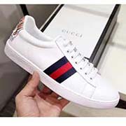 情侶款 全套包裝 高等版本。古奇老虎后跟經(jīng)典高等版。此款為小白鞋經(jīng)典款。全套包裝請(qǐng)各位老板看清楚我家鞋子的走線。肯定高等『 Gucci 』古奇 Ace Sneakers小白鞋 再次顛覆了傳統(tǒng)小白鞋的設(shè)