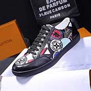 P高等商品 新款LV --男鞋系列--碼數(shù)38-44 以Vivienne為主打的獨家限定系列 同樣也是將高街感與老牌時裝文化結合得恰到好處 鞋跟處配有Monogram拉襻 印有Louis Vuitto