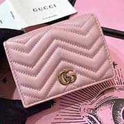  GG marmont 小卡包 采用絎縫進口小牛皮打造 配以人形紋設計 背面配以GG標志 復古金色金屬配件尺寸w11xh9x3cm型號：466492 顏色：淺粉全皮