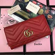  GG marmont 翻蓋款 采用絎縫進口小牛皮打造 配以人形紋設計 背面配以GG標志 復古金色金屬配件尺寸w19.5xh10x2.5cm型號：443436 顏色：紅全皮
