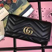  GG marmont 翻蓋款 采用絎縫進口小牛皮打造 配以人形紋設計 背面配以GG標志 復古金色金屬配件尺寸w19.5xh10x2.5cm型號：443436 顏色：克全皮