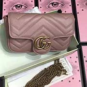 GG marmont 系列新款mini包 凸造型神器 可愛的設計更多了實用性 能輕松容納plus手機 口紅 小卡包… 進口小牛皮手感柔軟 型號：476433 顏色：裸粉 尺寸：16.5*10.2*5