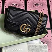 GG marmont 系列新款mini包 凸造型神器 可愛的設計更多了實用性 能輕松容納plus手機 口紅 小卡包… 進口小牛皮手感柔軟 型號：476433 顏色：克皮 尺寸：16.5*10.2*5