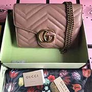  GG marmont 鏈條小包 采用絎縫進(jìn)口小牛皮打造 配以人形紋設(shè)計(jì) 背面配以GG標(biāo)志 復(fù)古金色金屬配件可單肩斜挎手拿 尺寸w21xh14x4cm型號(hào)：474575 顏色：裸粉全皮