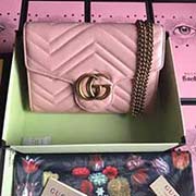  GG marmont 鏈條小包 采用絎縫進(jìn)口小牛皮打造 配以人形紋設(shè)計(jì) 背面配以GG標(biāo)志 復(fù)古金色金屬配件可單肩斜挎手拿 尺寸w21xh14x4cm型號：474575 顏色：淺粉全皮