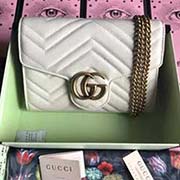  GG marmont 鏈條小包 采用絎縫進口小牛皮打造 配以人形紋設計 背面配以GG標志 復古金色金屬配件可單肩斜挎手拿 尺寸w21xh14x4cm型號：474575 顏色：米白全皮