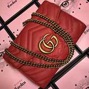  GG marmont 鏈條小包 采用絎縫進口小牛皮打造 配以人形紋設計 背面配以GG標志 復古金色金屬配件可單肩斜挎手拿 尺寸w21xh14x4cm型號：474575 顏色：米白全皮