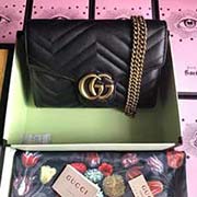  GG marmont 鏈條小包 采用絎縫進口小牛皮打造 配以人形紋設計 背面配以GG標志 復古金色金屬配件可單肩斜挎手拿 尺寸w21xh14x4cm型號：474575 顏色：克全皮