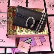 GUCCI高等原單一個結構性超小型包 虎頭扣裝飾與晶瑩剔透施洛華國際奇水晶裝飾可拆掉鏈子當小手包或錢包使用 鑰匙圈的細節可以用來將這個袋子固定在大包上或者當腰包型號: 476432 顏色：克雙色皮 尺