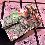 GUCCI高等原單一個結構性超小型包 虎頭扣裝飾與晶瑩剔透施洛華國際奇水晶裝飾可拆掉鏈子當小手包或錢包使用 鑰匙圈的細節可以用來將這個袋子固定在大包上或者當腰包型號: 476432 顏色：玫瑰紅花 尺