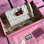 GG 日本限定版米白櫻桃小包 Gucci Signature皮革 古色古香的金色硬件 櫻桃飾品鑲嵌晶體 鏈式肩帶 超細纖維內襯 獨家定制真品五金對版櫻桃 銅制鏈條鑰匙扣現貨實拍細節能放下4.7手機