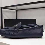  普拉達 PRADA 專柜新款豆豆鞋 高等原版復刻 做工精致嚴謹 細節無可挑剔 原廠進口十字紋牛皮 超耐磨防滑橡膠大底 頭層豬皮內里 高等高等貨 質量無與倫比。38-44碼 黑蘭兩色