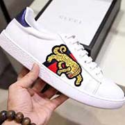 。高等版本 全套包裝 古奇小白鞋官網新款。畢備 情侶款老虎虎虎生威。2018新春古奇新款 經典的古奇紅藍織帶 鞋側醒目的老虎標 新年喜慶必不可少 全牛皮鞋面搭配純羊皮內里 后跟復刻官網紅色 深蘭后跟