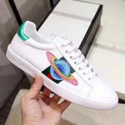 情侶款 新款 全套包裝 高等版本。古奇地球村高等版。此款為小白鞋經典款。全套包裝請各位老板看清楚我家鞋子的走線。肯定高等『 Gucci 』古奇 Ace Sneakers小白鞋 再次顛覆了傳統小白鞋的設