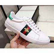 情侶款 高等版本。古奇小蜜蜂經典高等版。此款為小白鞋經典款。全套包裝請各位老板看清楚我家鞋子的走線。肯定高等『 Gucci 』古奇 Ace Sneakers小白鞋 再次顛覆了傳統小白鞋的設計 N多明星