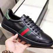  。情侶款 全 包裝 黑色高等基礎(chǔ)版。此款為小白鞋黑色基礎(chǔ)版。請各位老板看清楚我家鞋子的走線。肯定高等『 Gucci 』古奇 Ace Sneakers小白鞋 再次顛覆了傳統(tǒng)小白鞋的設(shè)計 N多明星有演繹