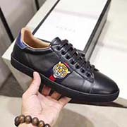 。官網(wǎng)。情侶款 全套包裝 黑色虎頭高等版 此款為小白鞋黑色高等版。請各位老板看清楚我家鞋子的走線。肯定高等『 Gucci 』古奇 Ace Sneakers小白鞋 再次顛覆了傳統(tǒng)小白鞋的設計 N多明星有